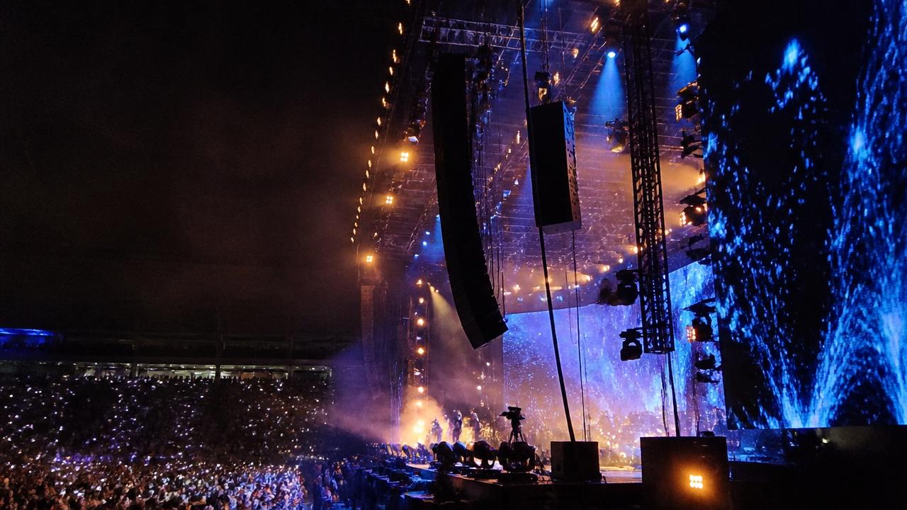 Palco iluminado com wash colorido